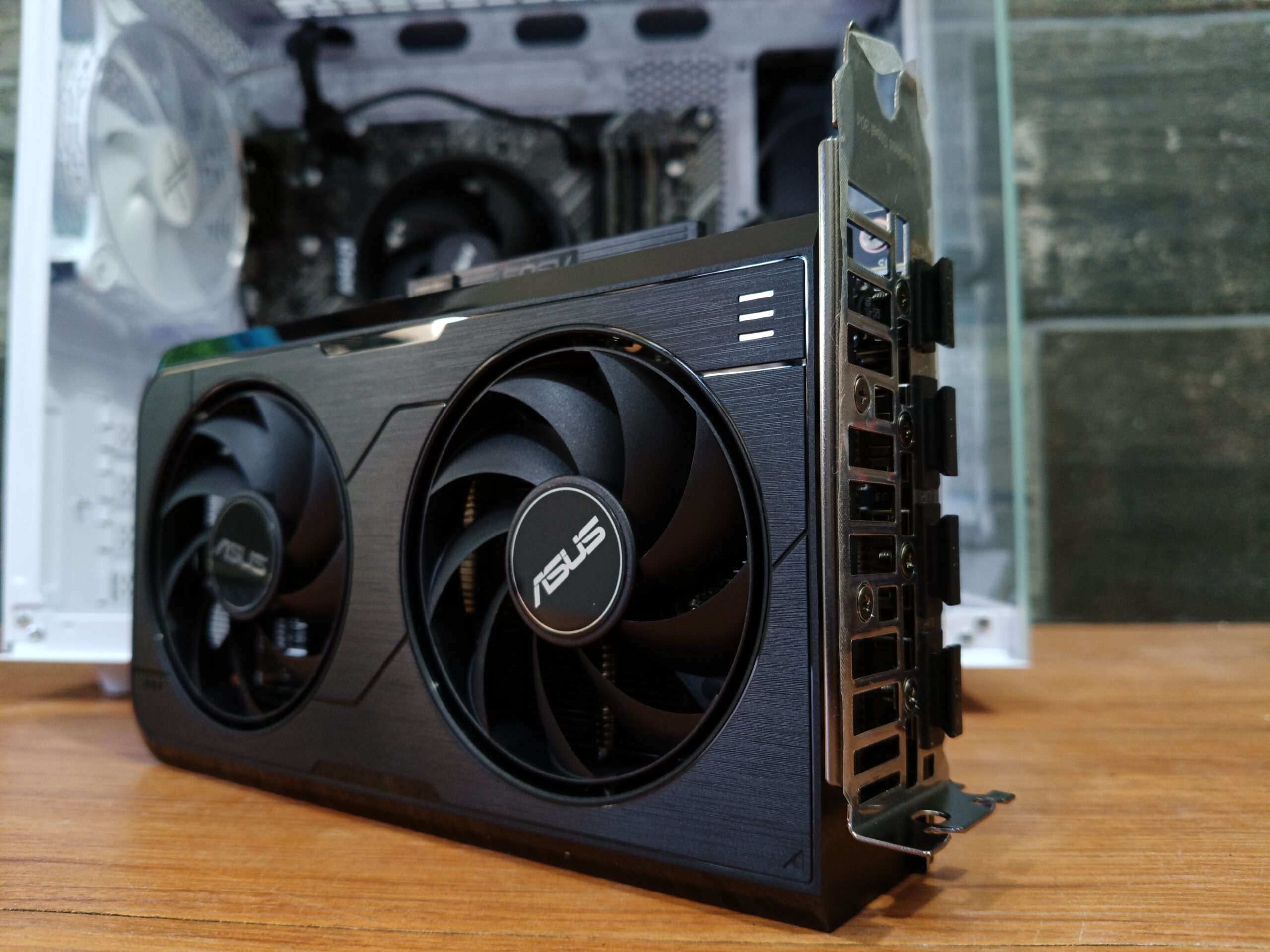 STARLIGHT PCMR - AMD RYZEN 7 5700 & RTX 5050 8GB - Imagen 7