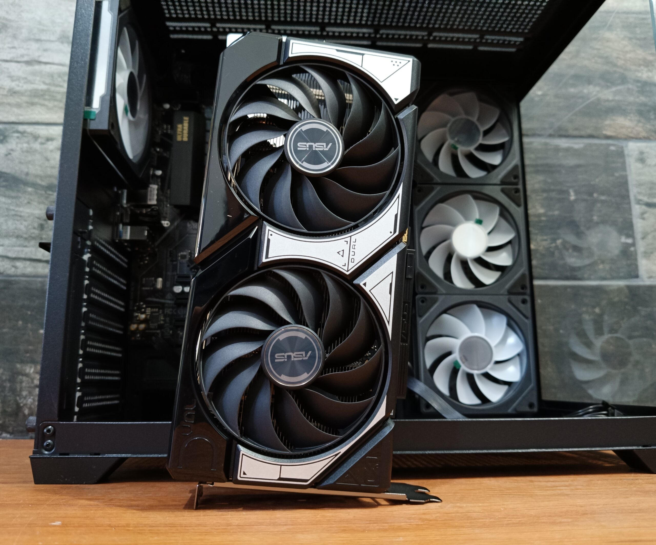 BLACK CRYSTAL PCMR - AMD RYZEN 7 5700X & RTX 5060 8GB - Imagen 7